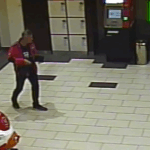 FOTO: Kurýrka zapomněla potvrdit vklad v bankomatu, zmizelo 16 tisíc! Poznáváte muže?