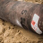 Hasiči a odstřelovači trénovali střelbu do tlakových lahví