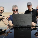 Je opravdu zlé, když technici Porsche adorují 2,2tunový nesmysl konkurence, aby snáz prodali ten svůj Je opravdu zlé, když technici Porsche adorují 2,2tunový nesmysl konkurence, aby snáz prodali ten svůj