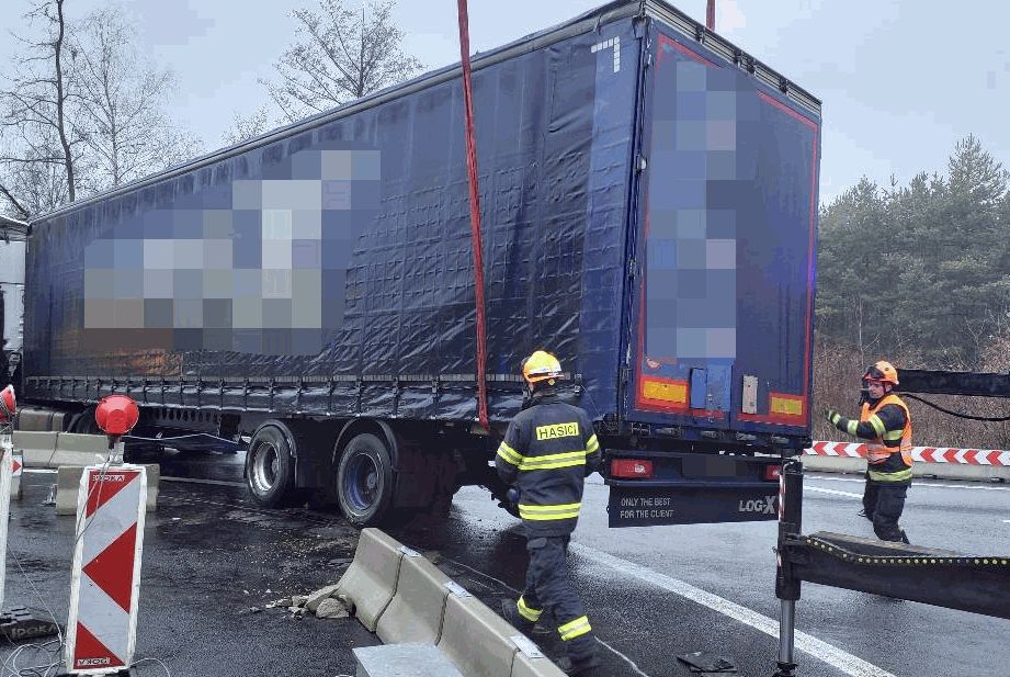 Kamion s návěsem uvízl na novém kruhovém objezdu na I/55 u Hodonína