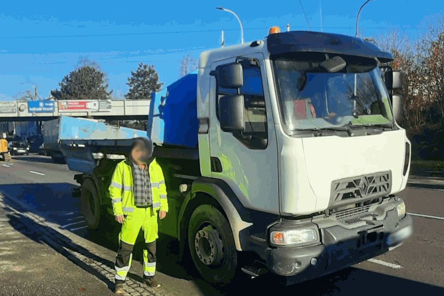 Pod most se náklaďák nevešel. Řidič policistům nadýchal alkohol