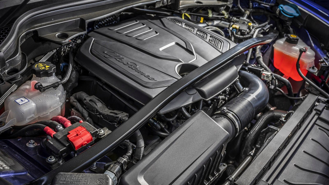 Stellantis zvlčil. Po výměně šéfa se z „elektrohujera” stal otevřený odpůrce zákazu spalovacích aut, jde proti EU