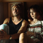 TRENDY V KLIPECH: Mirai mají romantiku v karavanu, Skyline party v dodávce