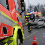 Auto, které řídil senior se po nehodě převrátilo na střechu a narazilo do zaparkovaných aut