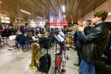 Dopravní podnik naladil v Praze vánoční atmosféru. Ve vestibulech metra hrála živá hudba