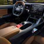 Influenceři rozebrali interiér nového Jeepu na díly přímo na autosalonu, aby se vysmáli jeho kvalitě, výrobce marně protestuje