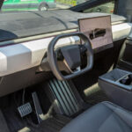 Majitel vrcholné Tesly zkusil po roce a pár tisících ujetých km prodat své auto v aukci, prodělal na tom kalhoty Majitel vrcholné Tesly zkusil po roce a pár tisících ujetých km prodat své auto v aukci, prodělal na tom kalhoty