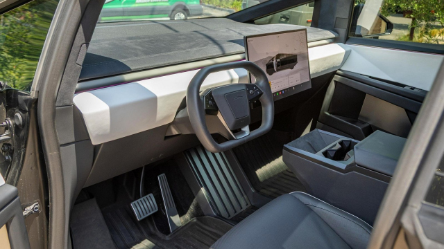 Majitel vrcholné Tesly zkusil po roce a pár tisících ujetých km prodat své auto v aukci, prodělal na tom kalhoty