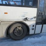 Na Bruntálsku se střetla projíždějící lokomotiva s autobusem. Cestovali v něm 4 lidé