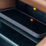 Nové řešení bezdrátového dobíjení mobilů v autě je po čase první, které vám nebude pít krev