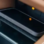 nove-reseni-bezdratoveho-dobijeni-mobilu-v-aute-je-po-case-prvni-ktere-vam-nebude-pit-krev