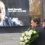 OBRAZEM: Děkující Mareš, dojatý Bouček. S Hezuckým se loučili moderátoři i herci OBRAZEM: Děkující Mareš, dojatý Bouček