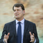 Šéf Fordu, který roky vnucoval elektromobily všem, teď varuje EU, aby nevnucovala elektromobily všem Šéf Fordu, který roky vnucoval elektromobily všem, teď varuje EU, aby nevnucovala elektromobily všem