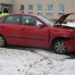 Více než stovka nehod, jeden mrtvý: sníh zkomplikoval dopravu v kraji