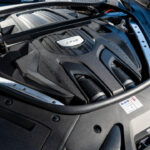 Absurdita moderních aut nezná mezí. Obyčejná výměna vzduchového filtru u Porsche Panamera je tak složitá, že musíte sundat půl přídě Absurdita moderních aut nezná mezí