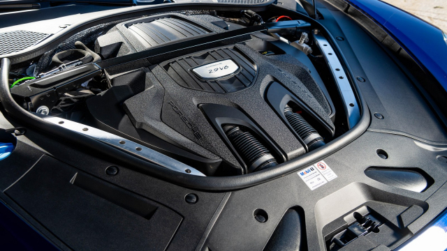 Absurdita moderních aut nezná mezí. Obyčejná výměna vzduchového filtru u Porsche Panamera je tak složitá, že musíte sundat půl přídě