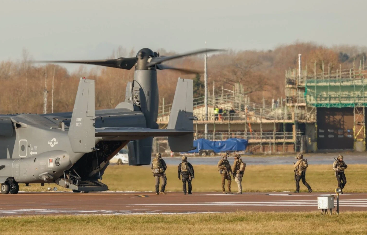 Americké speciální síly trénují u britského letiště. Náhoda, nebo příprava na zásah proti ruskému tankeru
