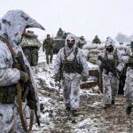 Bizár ze zimní fronty: Rusové nasadili obleky připomínající tučňáky