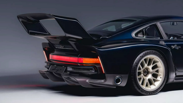 Není tahle „prdelka” už trochu moc? Patří Čarodějovi, se 700 koňmi nechá zmizet všechno, co se mu objeví v zrcátkách