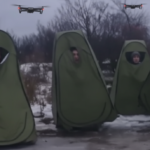Video: Rusové se před drony schovávají v mobilních toaletách