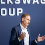 VW býval největší automobilkou světa, dnes je v háji tak moc, že Toyota po 11 spočítaných měsících ví, že ho jasně porazí