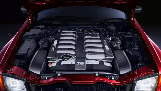 Chybí vám auta s pořádnými motory a ručním řazením? Tento stroj má 7stupňový manuál a 7,5litrový V12, je to monstrum