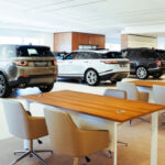 Jaguar Land Rover se propadl do obrovské ztráty, proti Britům jako by se teď všechno spiklo