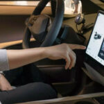 Korejci předstírají, že interiéry aut bez tlačítek jsou zlo a ruší je, další novinku ale nachytali skoro bez jediného fyzického ovladače Korejci předstírají, že interiéry aut bez tlačítek jsou zlo a ruší je, další novinku ale nachytali skoro bez jediného fyzického ovladače