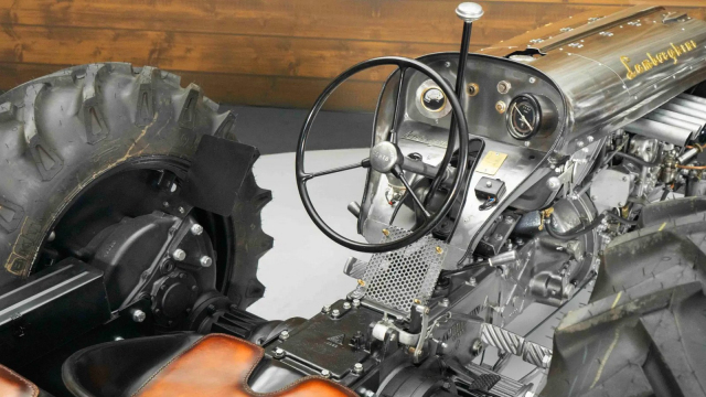 Lamborghini před pár léty znovu začalo prodávat traktory. Jeden z hrstky vyrobených je k mání, jeho zpracování i cena berou dech