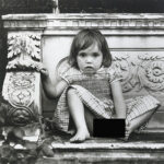 Malou Rosie vyfotil bez kalhotek, skandální výstava zažehla kulturní válku