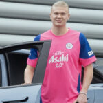 Někdo si zjevně myslí, že fotbalové hvězdy Manchesteru budou místo Ferrari a Lamborghini jezdit čínskými „služebáky”