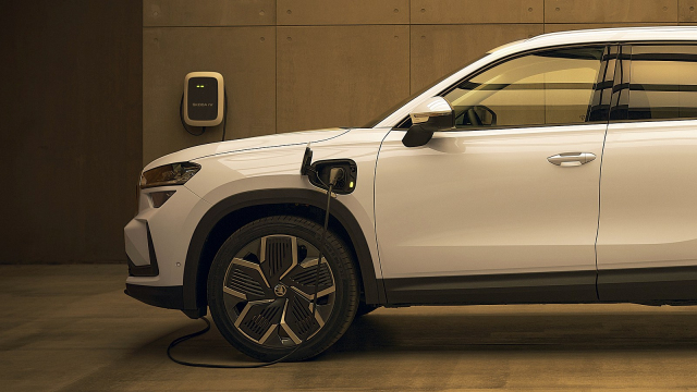 Němečtí výzkumníci naplno odhalili hybridní lež moderních aut, jejich reálná spotřeba je třikrát vyšší než ta udávaná