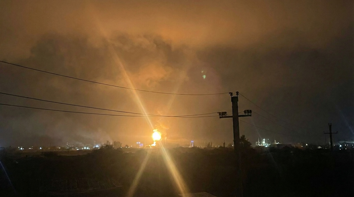 Noc plná plamenů: Drony zasáhly rafinerii u Krasnodaru, hořela nádrž s ropnými produkty