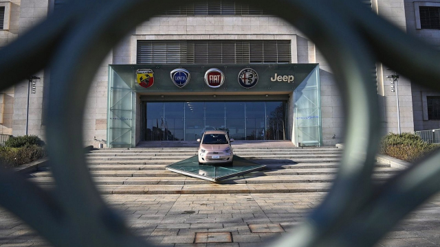 Stellantis loni prodělal víc peněz, než je hodnota celé obří firmy, za normálních okolností by byl zralý na bankrot