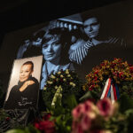 Věnec od prezidenta, záběry z filmů. Lidé se loučili s Brejchovou, rodina ji už pohřbila Věnec od prezidenta, záběry z filmů