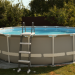 Vlastní moře na zahradě? Nadzemní bazén je váš lístek do ráje bez krumpáče!