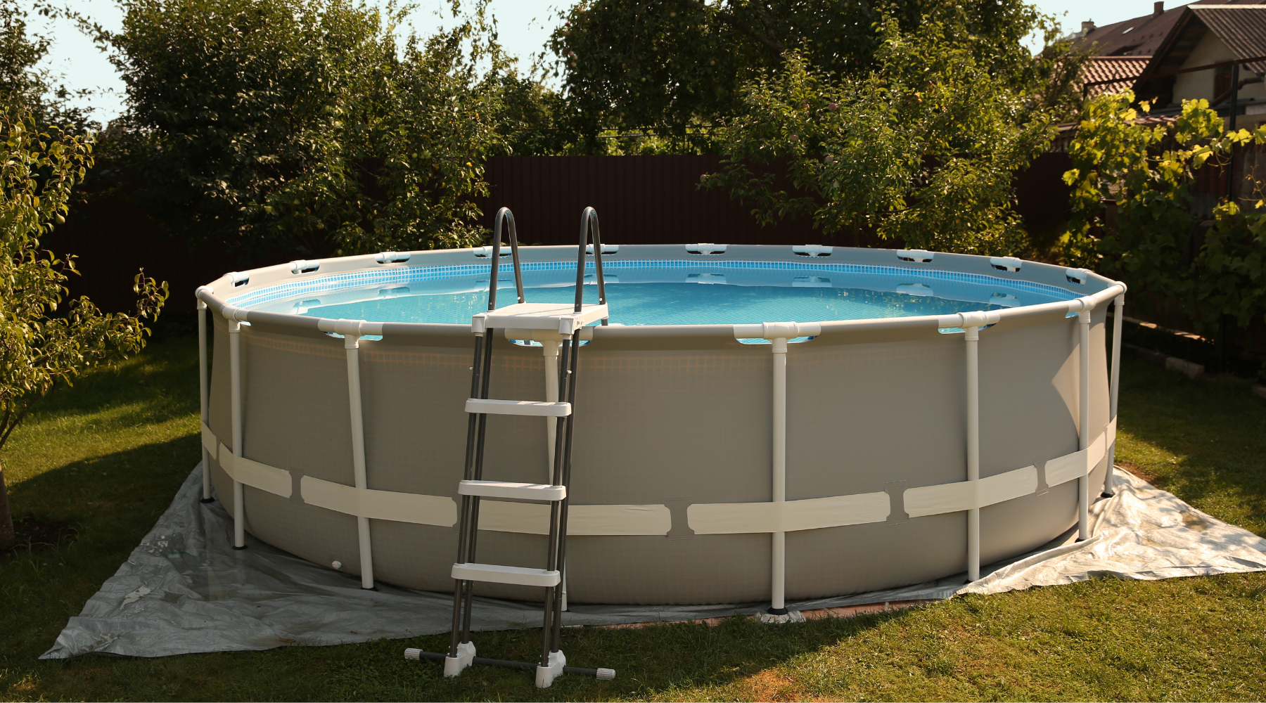 Vlastní moře na zahradě? Nadzemní bazén je váš lístek do ráje bez krumpáče!