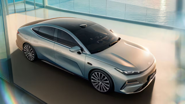 Číňané za 438 tisíc Kč prodávají silné pětimetrové luxusní auto se spotřebou 3,3 litru na 100 km