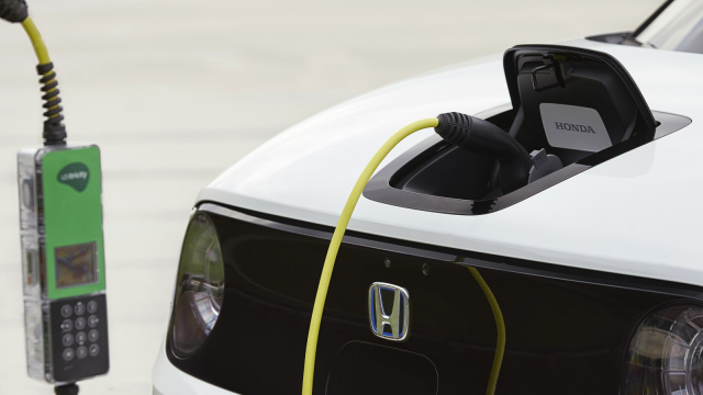 Honda těsně před zahájením výroby odpískala tři elektromobily. Radši odepsala 330 miliard, než aby riskovala jejich fiasko