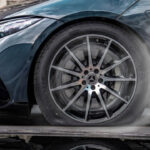 Co vydrží pneumatika auta Fanda do zbraní vzal pistole a pušky řady kalibrů a pálil do nich hlava nehlava, aby to zjistil