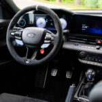 Korejci začali za 800 tisíc prodávat ostré spalovací auto se závodními díly a manuálem, vám ho ale samozřejmě nedodají