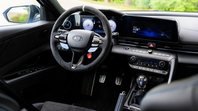 Korejci začali za 800 tisíc prodávat ostré spalovací auto se závodními díly a manuálem, vám ho ale samozřejmě nedodají