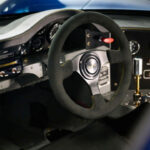 Legendární sporťák je zpátky jako blesk z minulosti. Motor V8 a manuál spojuje s hmotností Škody 105