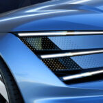 Peugeot se vrací k velkým kombíkům, stopy po lvích drápech zabírají na novince už asi půlku auta