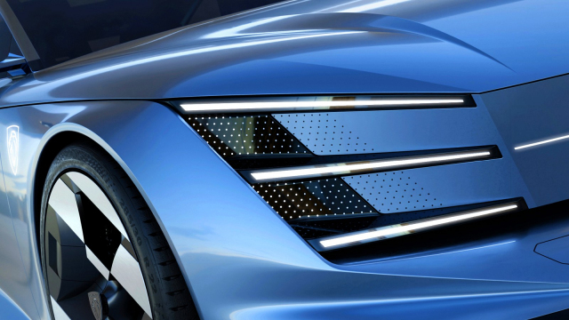 Peugeot se vrací k velkým kombíkům, stopy po lvích drápech zabírají na novince už asi půlku auta