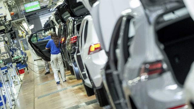 Rozklad VW pokračuje. Počítá s tím, že prodá o další milion aut míň, zbaví se továren i lidí