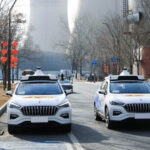 Stovka robotických taxíků selhala a zůstala stát i uprostřed dálnice s lidmi zamčenými uvnitř, výsledkem jsou scény jako z katastrofických filmů