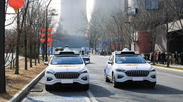 Stovka robotických taxíků selhala a zůstala stát i uprostřed dálnice s lidmi zamčenými uvnitř, výsledkem jsou scény jako z katastrofických filmů