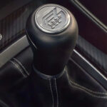 695 koní, ruční řazení a zadní pohon