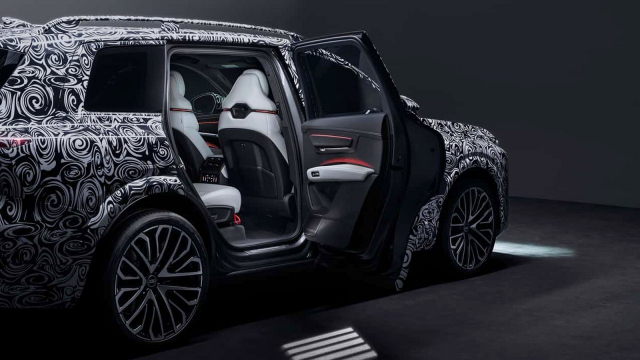 Audi odhalilo interiér své nové vlajkové lodi a je to obrovské zklamání, jen další plastovo–displejová láce